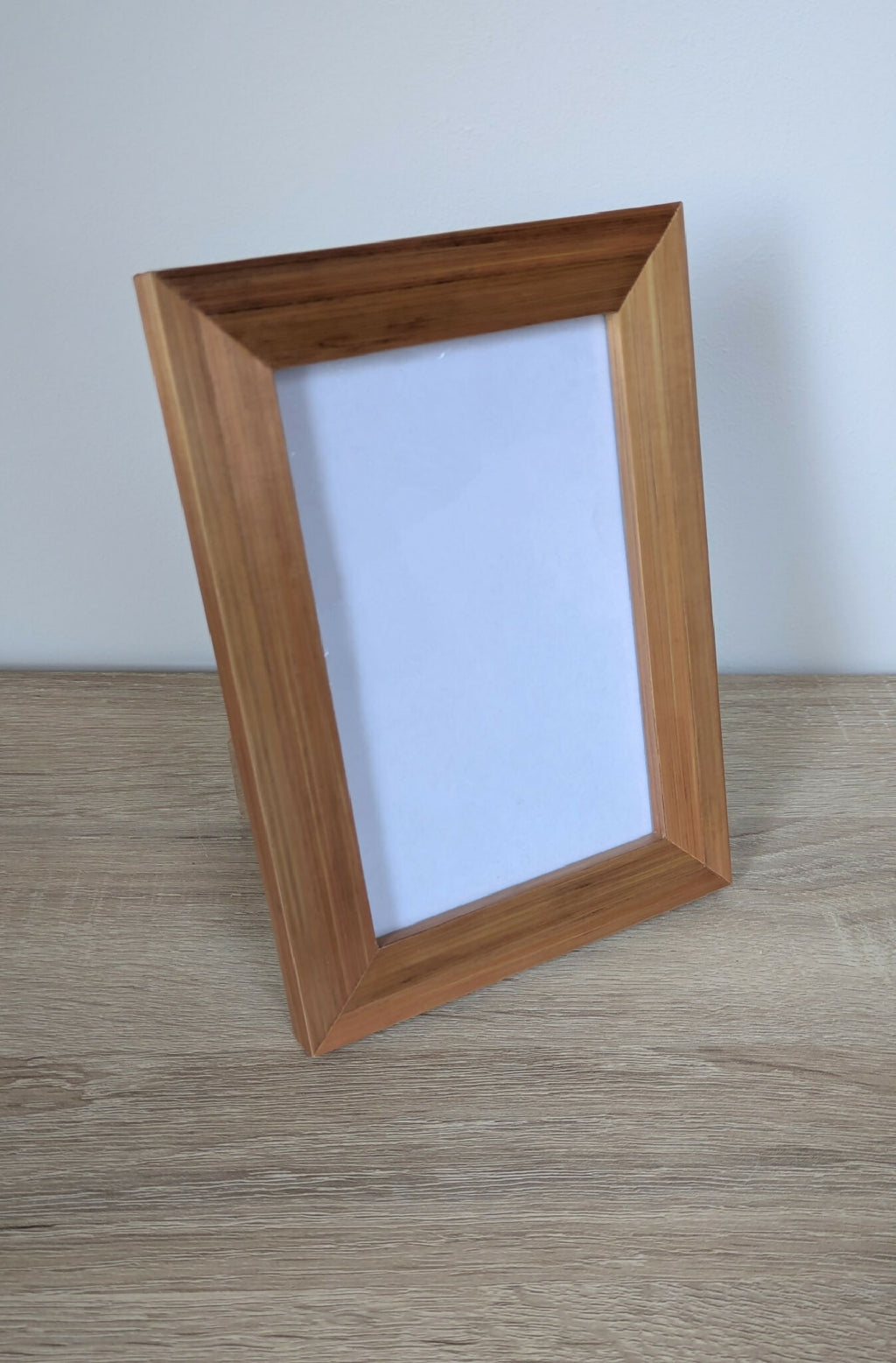 Cadre photo en bois brun à poser, vue de face en léger angle