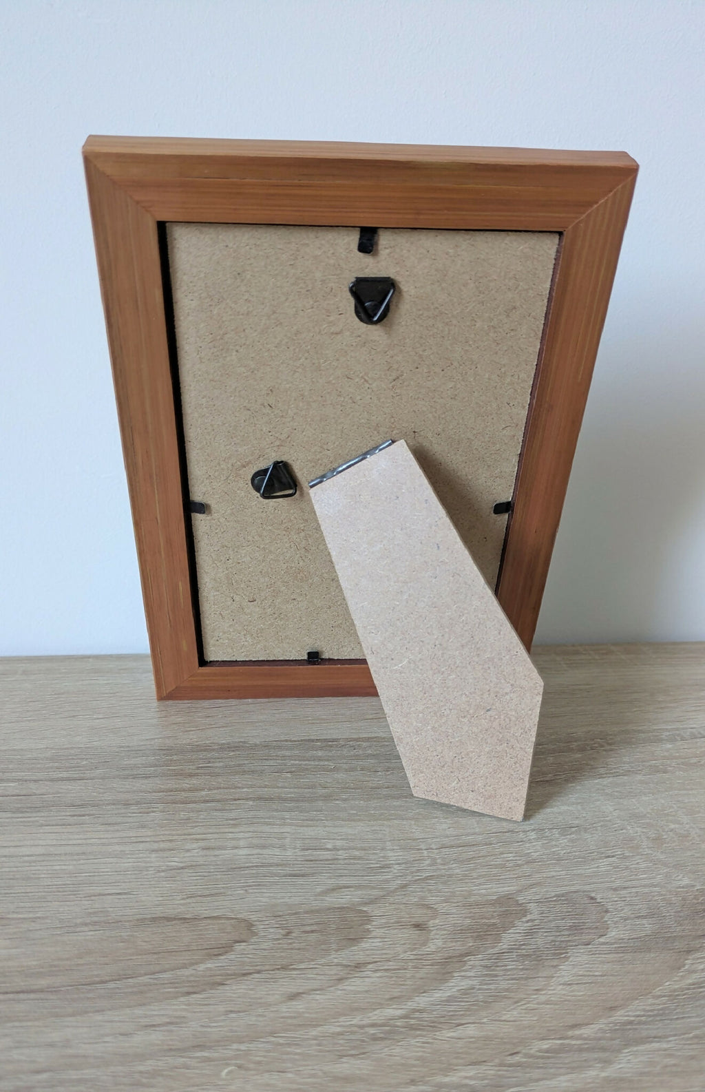 Cadre photo à poser en bois brun, vue arrière avec support et attaches