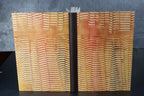 Cahier à couverture cuir beige, motifs géométriques, dos noir et ruban de fermeture.