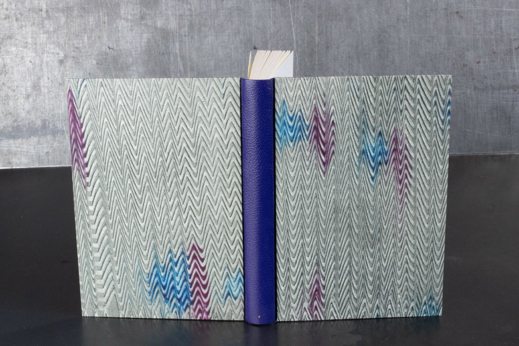 Carnet à couverture en cuir vert bleuté, motifs ondulés, dos bleu