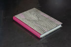 Carnet à couverture en cuir rose fuchsia, papier gris à motifs ondulés