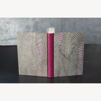 Carnet à la colle, couverture rigide grise à motifs, tranche bordeaux, reliure résistante