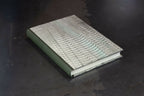 Carnet à couverture en cuir vert, papier gris clair à motifs ondulés