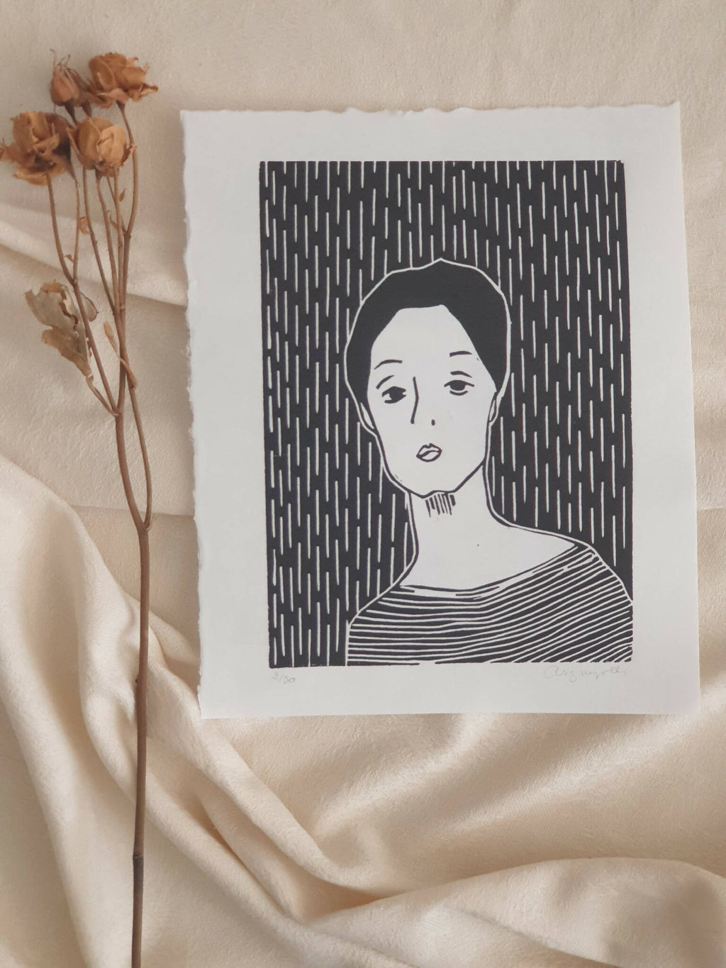 Affiche d’illustration noir et blanc : portrait féminin aux lignes, sur fond blanc