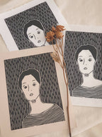 Trois affiches de portraits féminins noir et blanc, visage stylisé, fond blanc