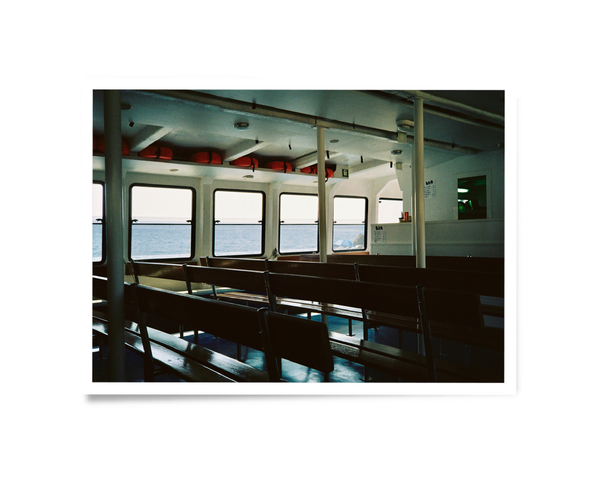 Photo de paysage : intérieur de bateau avec fenêtres sur la mer