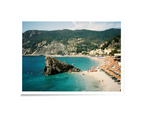 Affiche encadrée paysage côtier : plage, mer bleue et falaises.