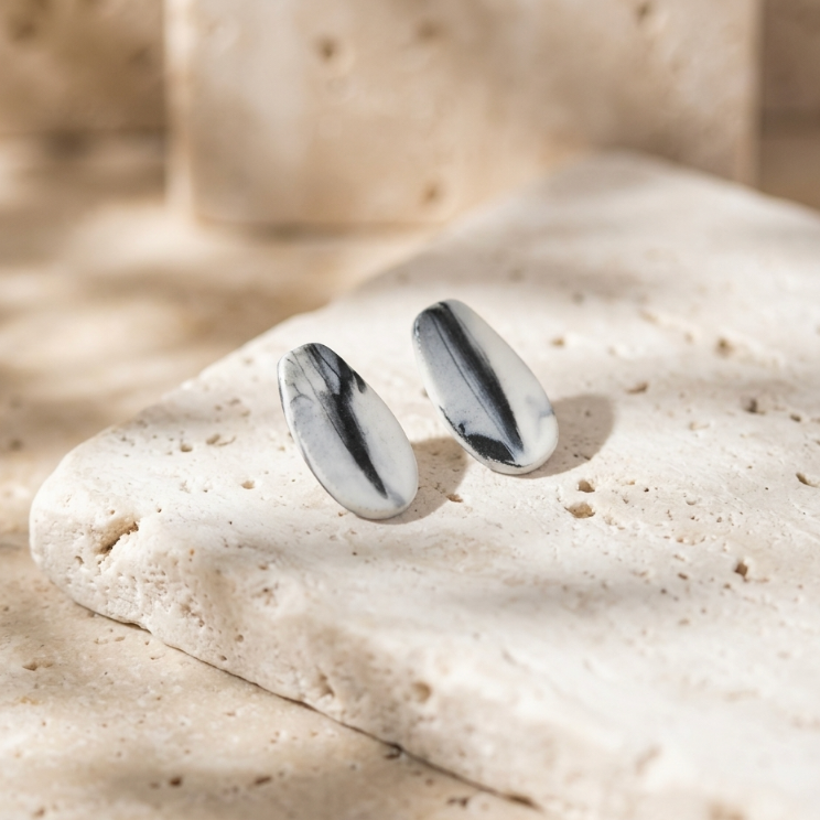 Boucles d’oreilles en porcelaine Dahlia, clous ovales noirs veinés