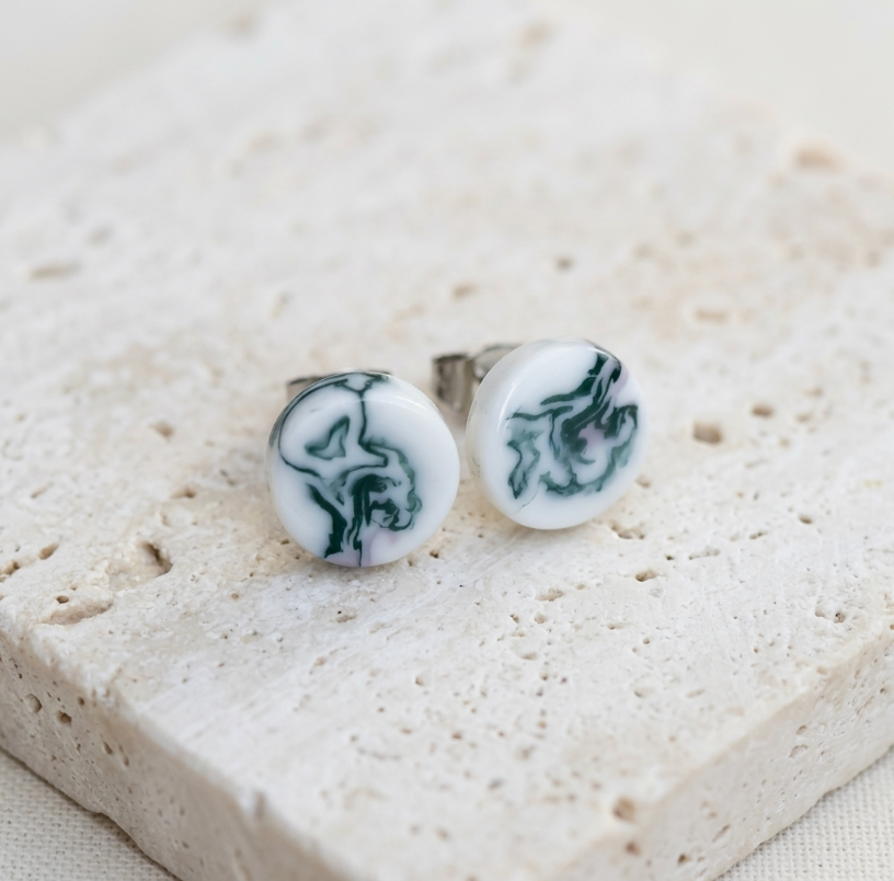 Paires de clous d’oreilles en porcelaine rondes, motif marbre bleu-vert sur blanc