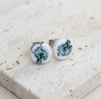 Paires de clous d’oreilles en porcelaine rondes, motif marbre bleu-vert sur blanc