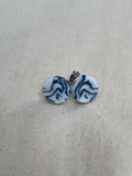 Boucles d’oreille à clous en porcelaine marbrée bleu et blanc, vue de face