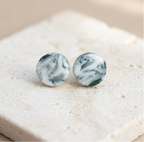 Paire de clous d’oreille en porcelaine bleu marbré, cabochons ronds