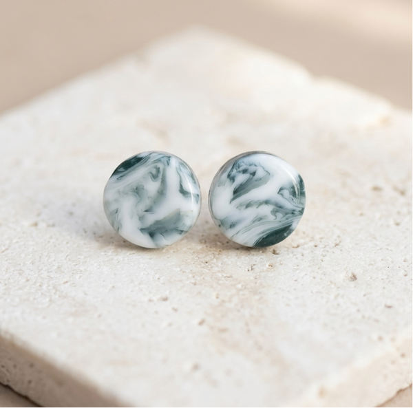 Paire de clous d’oreille en porcelaine bleu marbré, cabochons ronds