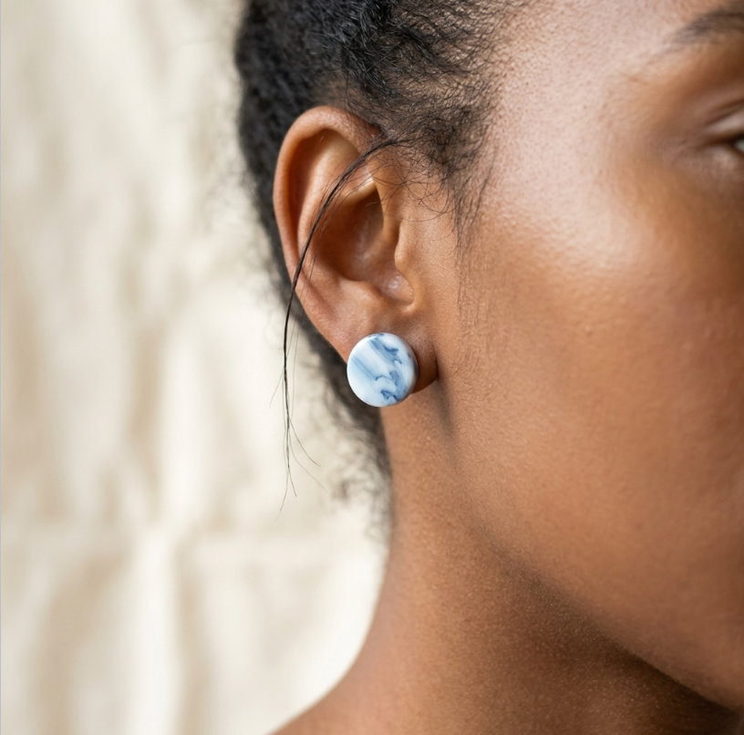 Clous d’oreille en porcelaine bleu marbré, cabochon rond