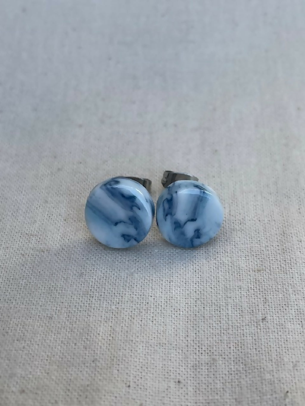 Clous d'oreille en porcelaine motif marbré bleu, disques ronds