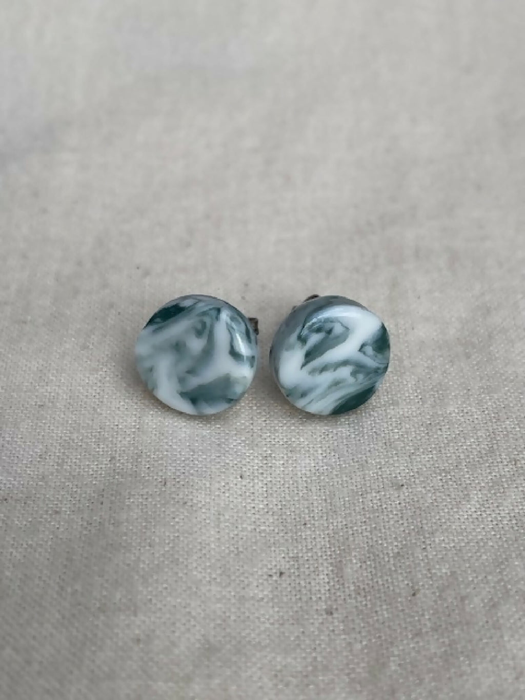 Clous d'oreille en porcelaine motif marbré bleu, vue rapprochée