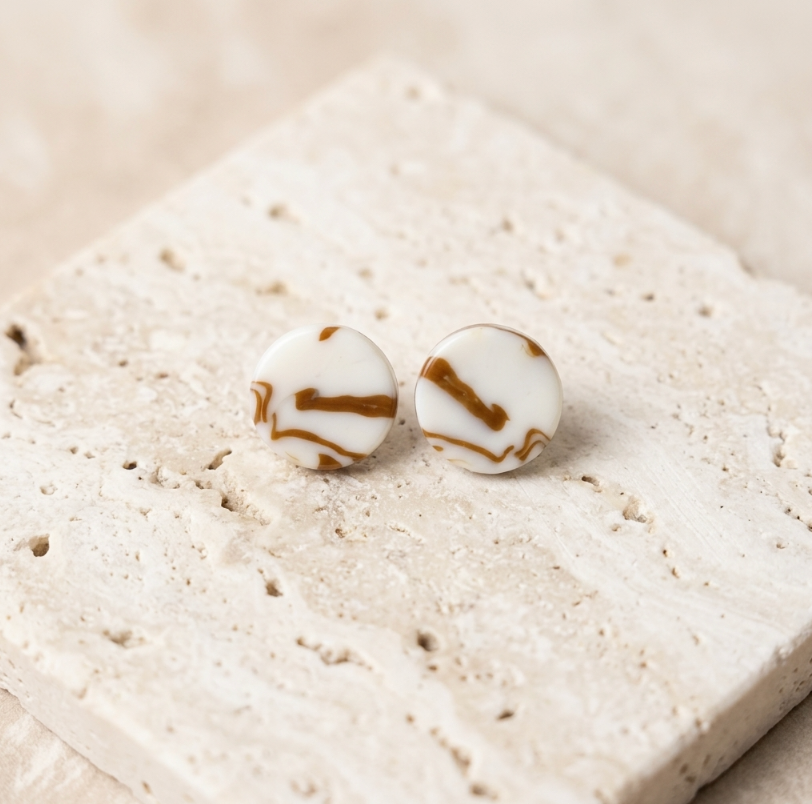 Clous d’oreille en porcelaine blanche à motif marbré brun