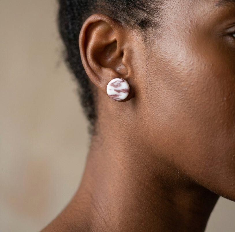 Clou d’oreille en porcelaine blanc, motif marbré brun sur l’oreille