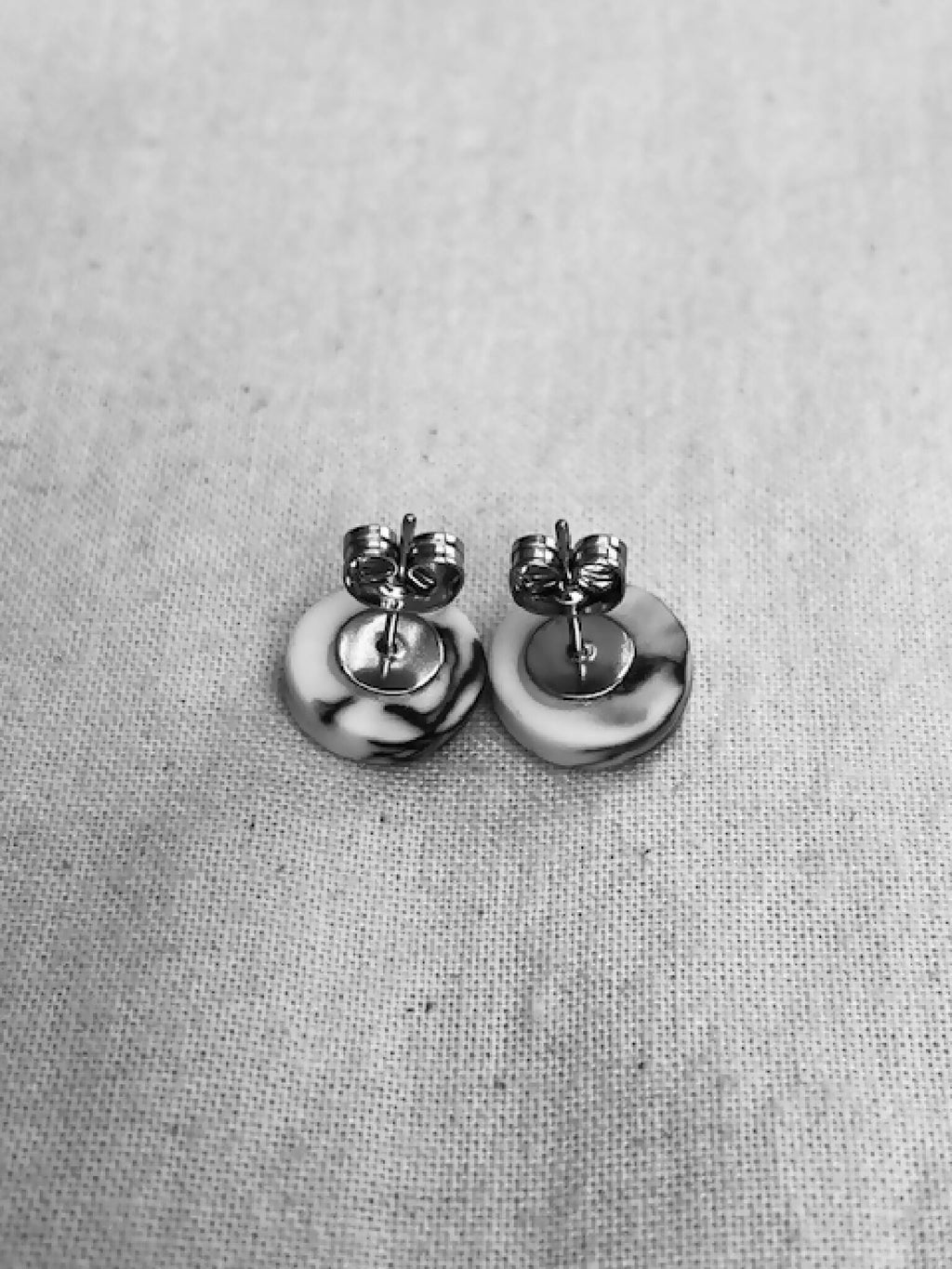 Paire de clous d’oreille en porcelaine, tiges et dos argentés visibles
