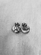 Paire de clous d’oreille en porcelaine, tiges et dos argentés visibles