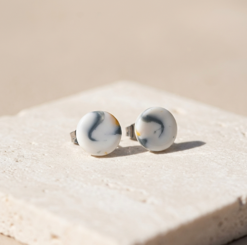 Paire de clous d’oreille en porcelaine ronds marbrés blanc et gris, fermoir visible