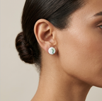 Clous d’oreille en porcelaine ronds à motif marbré blanc et vert, sur l’oreille
