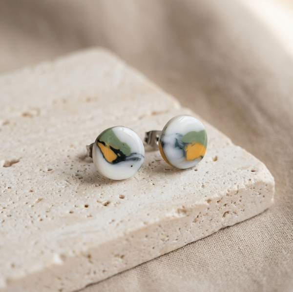 Paire de clous d’oreilles ronds en porcelaine marbrée blanc, bleu, jaune et vert