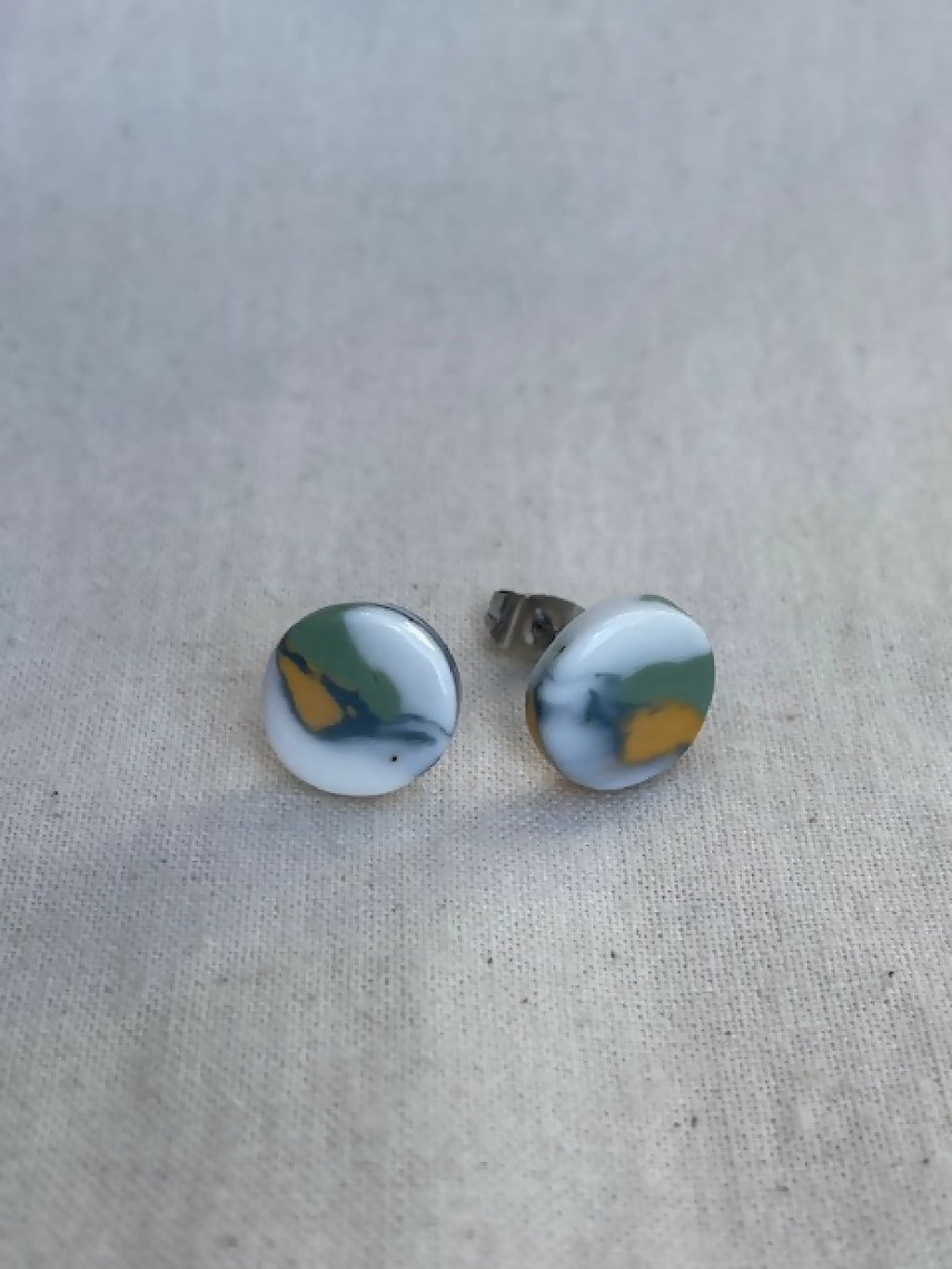 Clous d’oreille en porcelaine à cabochon marbré bleu, vert et jaune