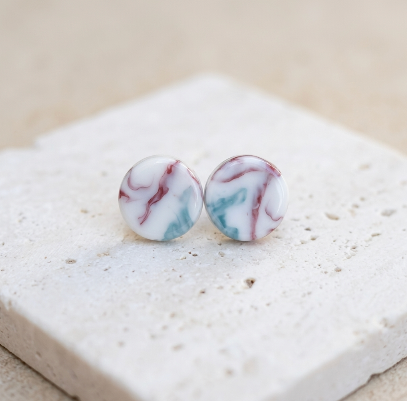 Paire de clous d’oreille ronds en porcelaine, motif marbré blanc, bleu et rose.