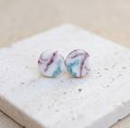 Paire de clous d’oreille ronds en porcelaine, motif marbré blanc, bleu et rose.