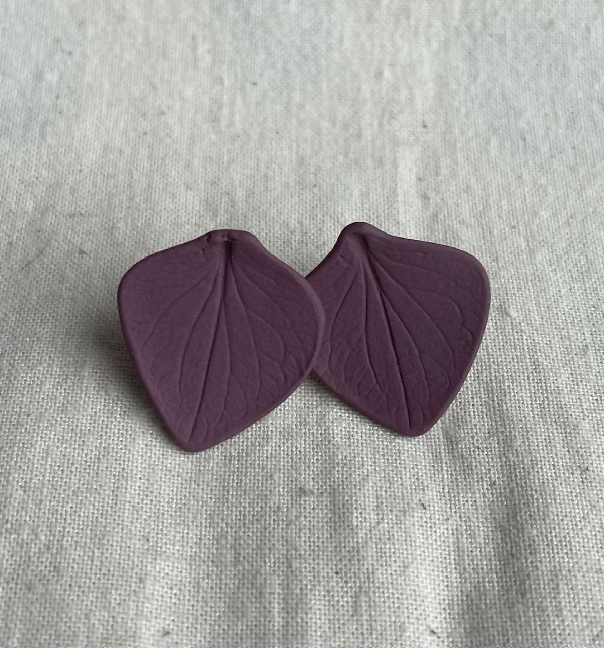 Clous d’oreille porcelaine Marie Courtillat, forme feuille, couleur framboise