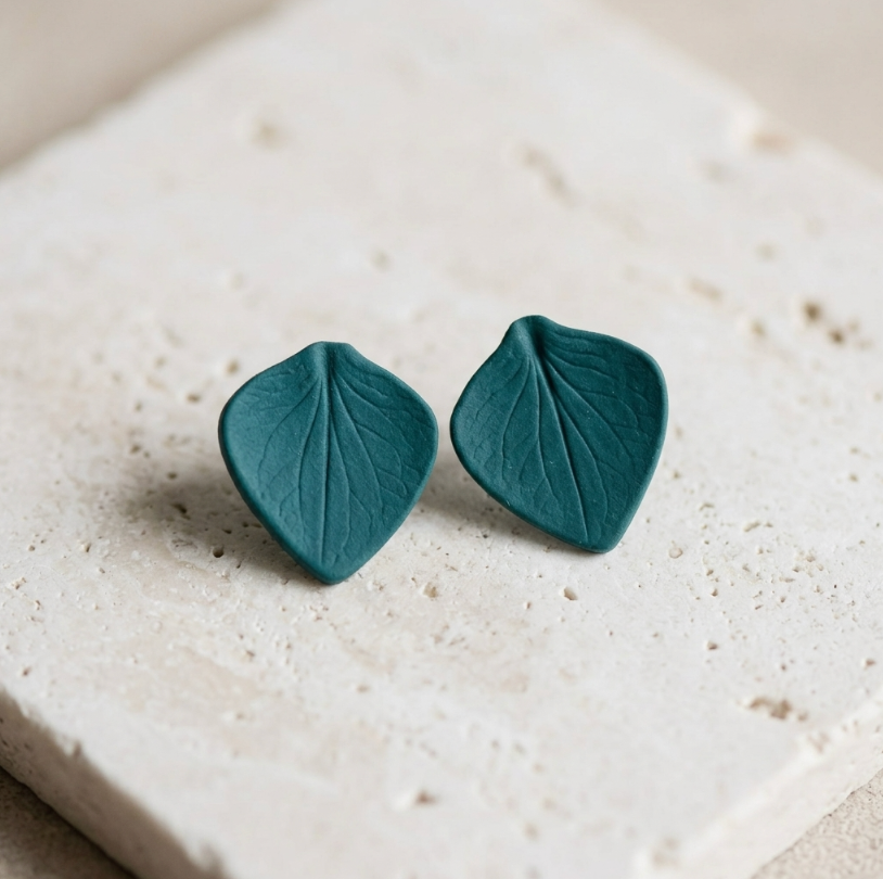 Clous d’oreilles en porcelaine verte forme feuille, Marie Courtillat
