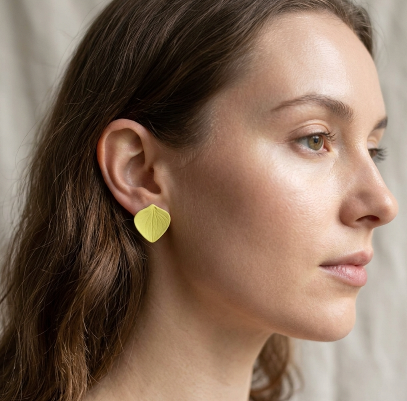 Clous d’oreilles en porcelaine jaune forme feuille, Marie Courtillat