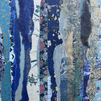 Collage sur bois encadré, gros plan du cercle bleu indigo aux textures et fleurs