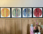 Ensemble de 4 collages sur bois ronds encadrés, tons indigo et multicolores