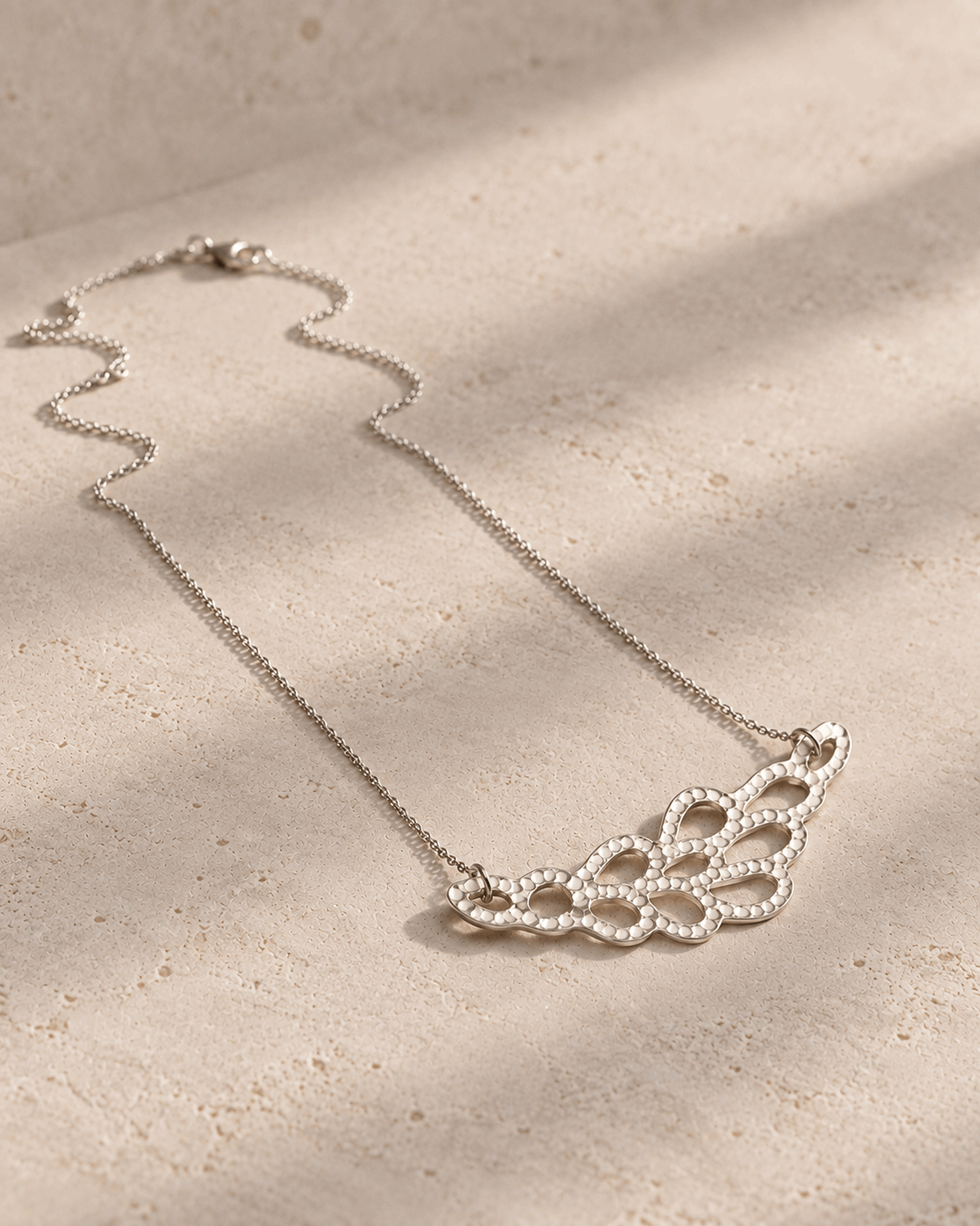 Collier en argent 925 à motif dentelle horizontale, chaîne fine et fermoir mousqueton