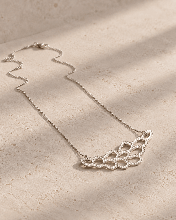 Collier en argent 925 à motif dentelle horizontale, chaîne fine et fermoir mousqueton