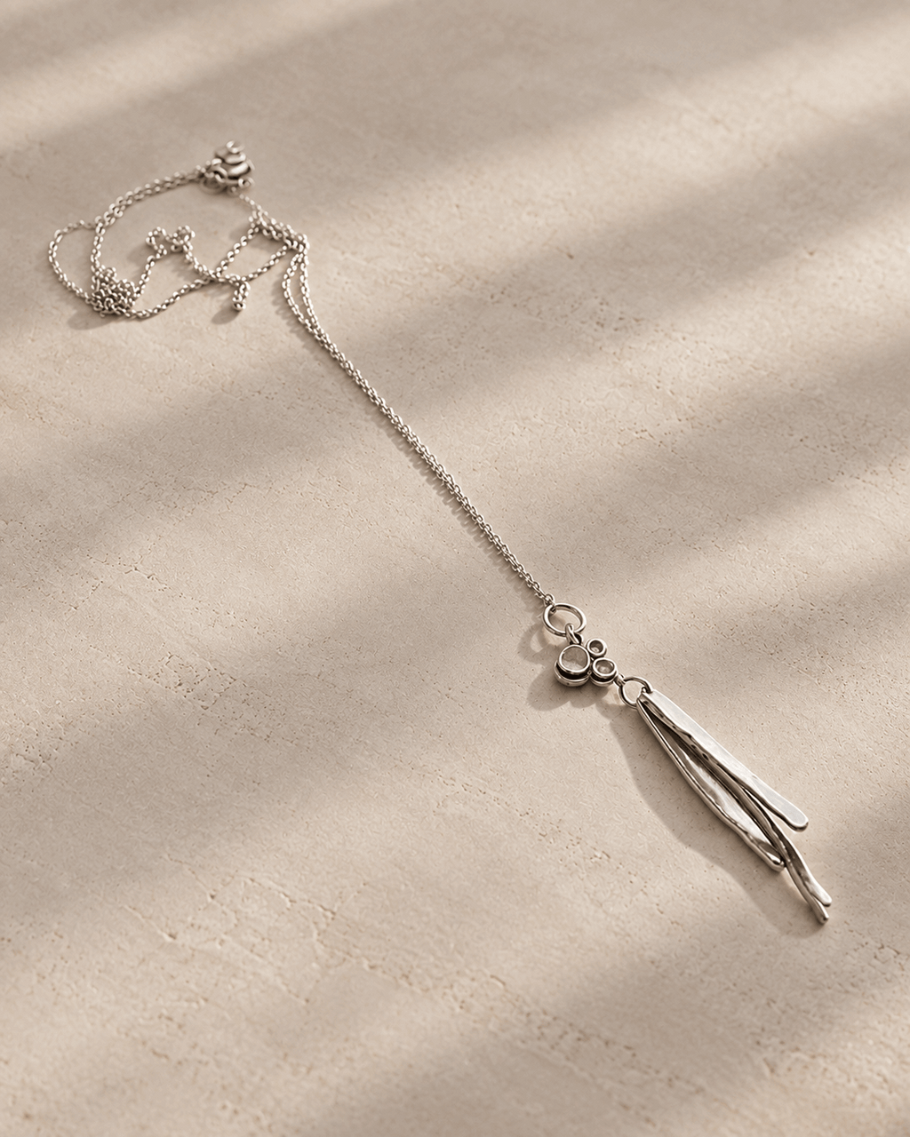 Collier en argent avec pendentif à pampilles et chaîne fine, fermoir anneau.