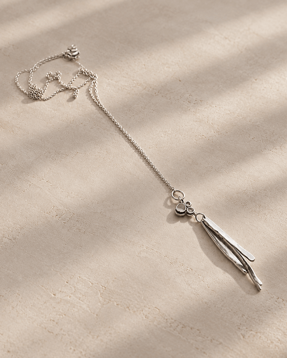 Collier en argent avec pendentif à pampilles et chaîne fine, fermoir anneau.