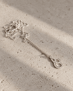 Collier en argent massif à pendentif goutte et chaîne fine, fermoir et maillons visibles
