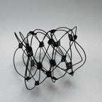 Bracelet en fil noir multibrins avec perles et motifs géométriques