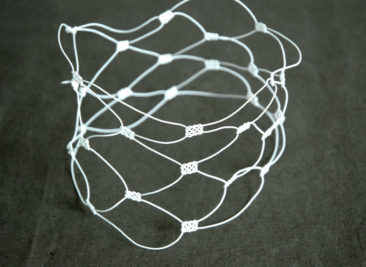 Collier en fil blanc à perles, plusieurs rangs en forme de tour de cou