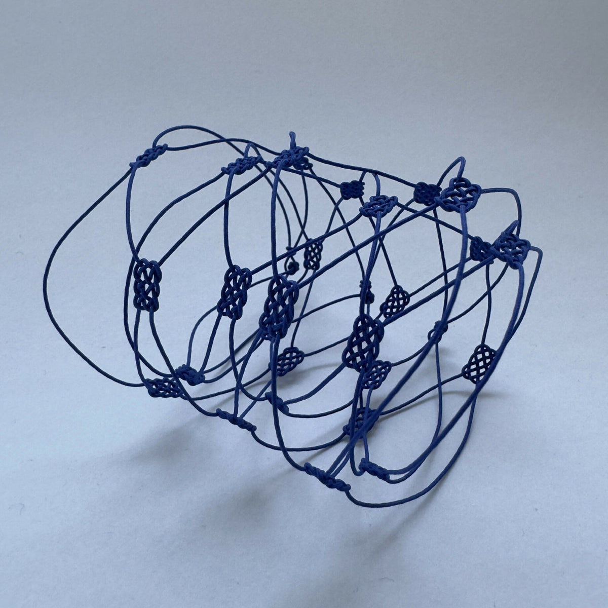 Collier tour de cou en fil bleu foncé à perles, plusieurs brins