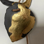 Pendentif cœur noir à surface dorée, tour de cou en cordon brun