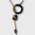 Collier avec anneau noir et pendentif doré, cordon beige noué