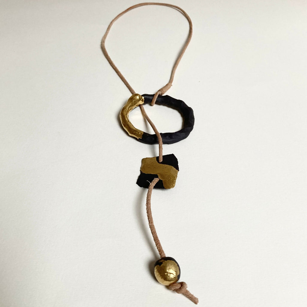 Collier anneau noir, pendentif doré en carré, cordon beige noué