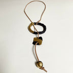 Collier anneau noir, pendentif doré en carré, cordon beige noué