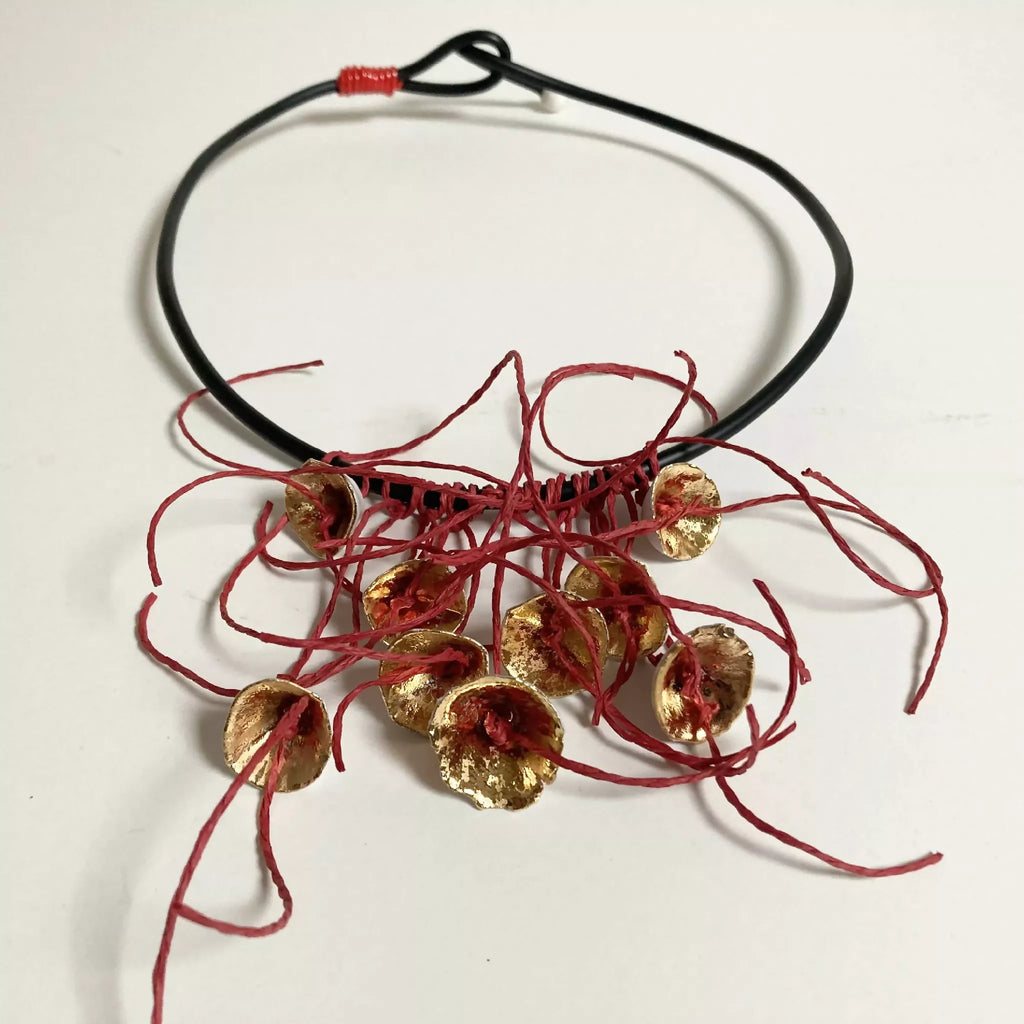 Collier cordon noir et rubans rouges, pendentifs fleurs dorées