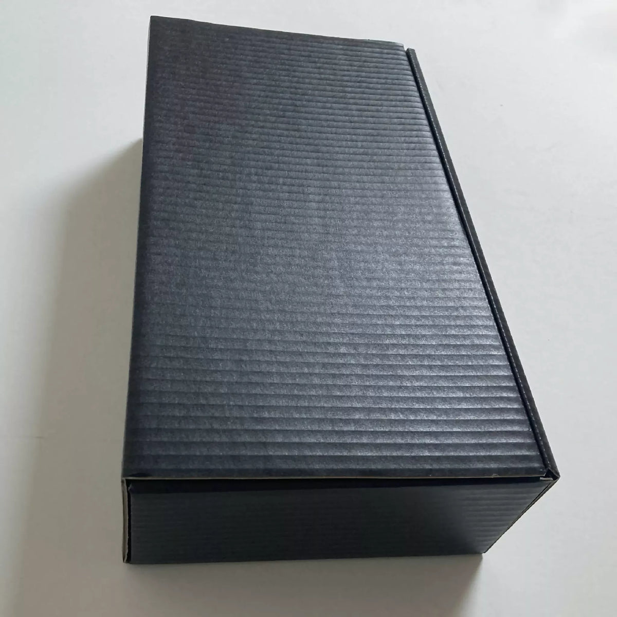 Boîte noire rectangulaire pour collier