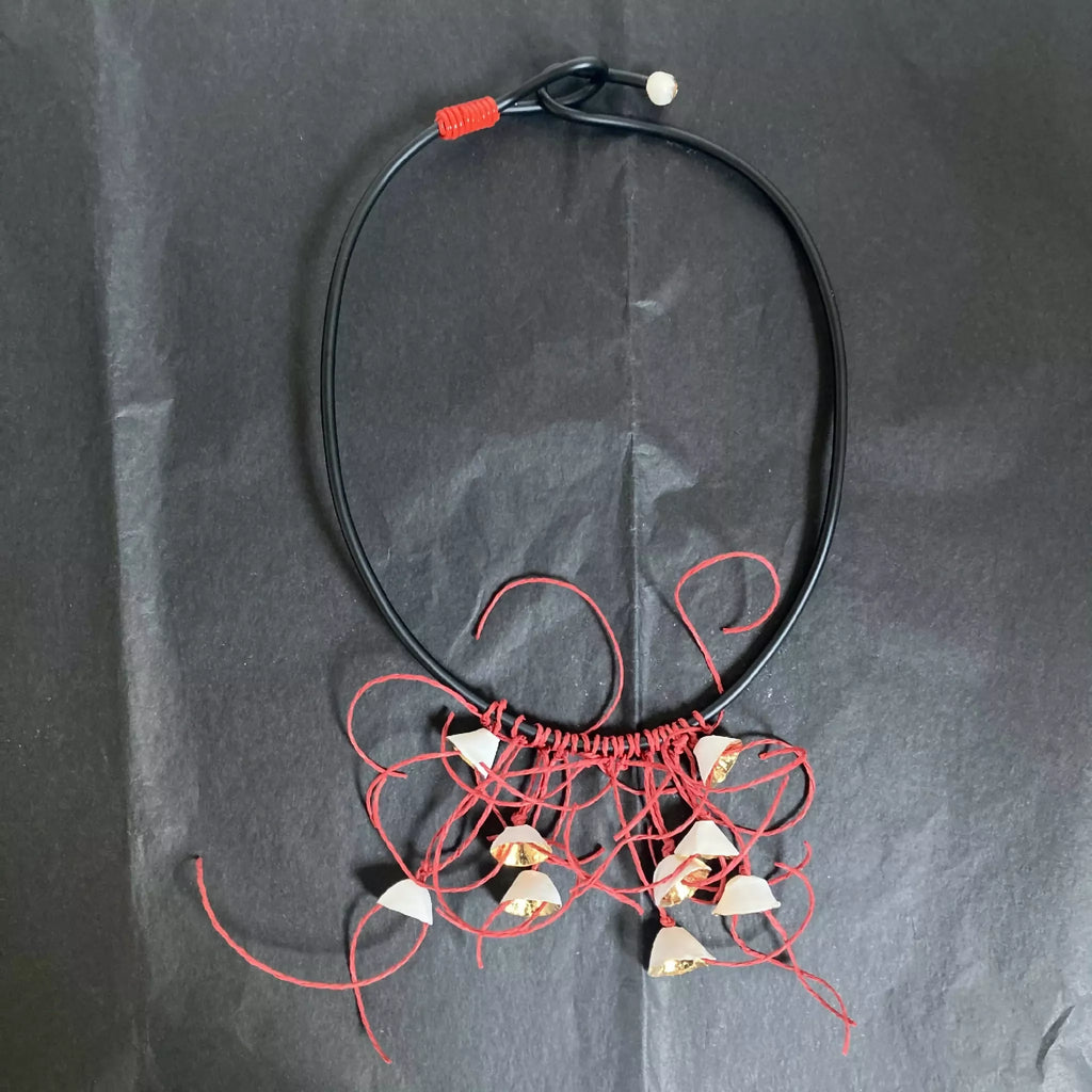 Collier cordon noir, pendentifs fleurs dorées et fils rouges